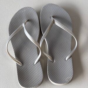 Old Navy Women's Silver-Gray Flip Flop Sandals